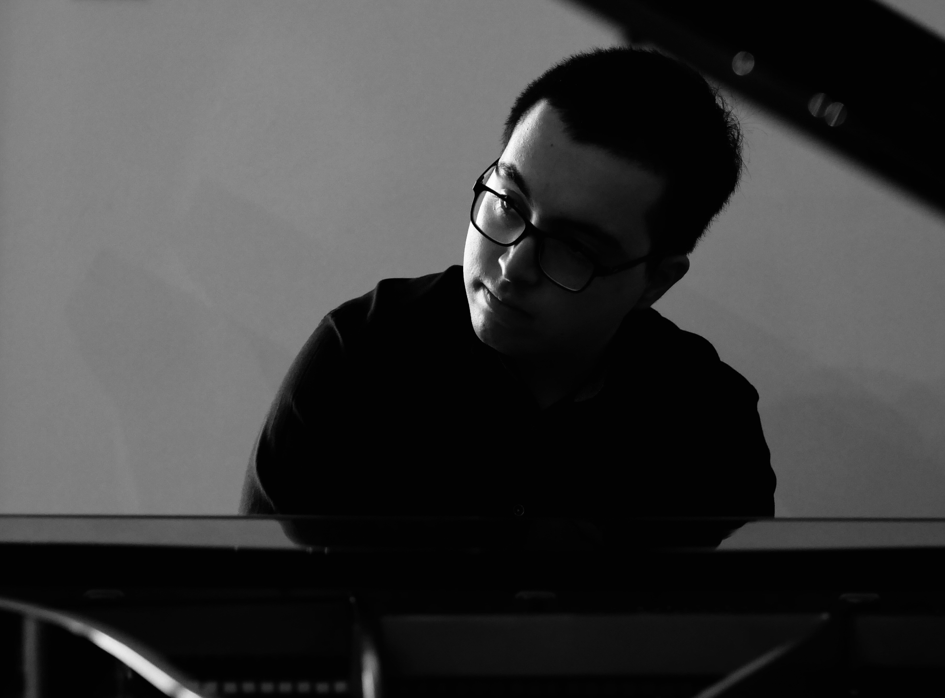 Lefteris Gavalas at the piano, turning to look up